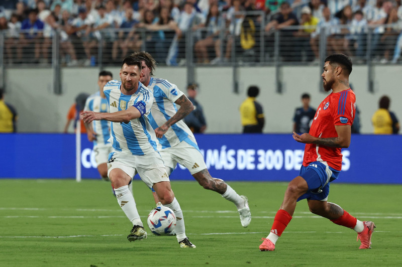 Argentina s forward Lionel Messi (L) vies for the ball with Chile s defender Paulo Diaz during the Copa America USA 2024