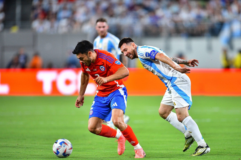 RECORD DATE NOT STATED Copa America USA 2024 Chile vs Argentina Gabriel Suazo (L) of Chile fights for the ball with Lion