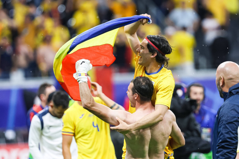 Endstand 1:1 Die rumaenische Mannschaft und die Fans feiern ab. GER, Slovakia (SVK) vs. Romania (ROU), Fussball Europame