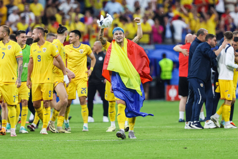 Endstand 1:1 Die rumaenische Mannschaft und die Fans feiern ab. Andrei Florin Ratiu (Rumaenien, 02) mit Fahne GER, Slova
