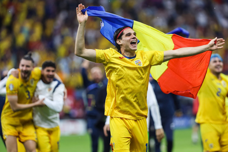 Endstand 1:1 Die rumaenische Mannschaft und die Fans feiern ab. Ianis Hagi (Rumaenien, 10) mit Flagge im Jubel GER, Slov
