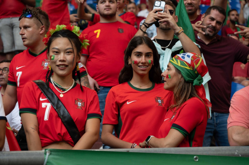Portugiesische Fans in ihren Landesfarben rot und gruen, allgemein, feature, Randmotiv, Symbolfoto, Gruppenphase Gruppe