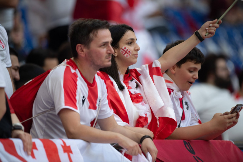 Georgische Fans in ihren Landesfarben rot und weiss, allgemein, feature, Randmotiv, Symbolfoto Gruppenphase Gruppe F Geo