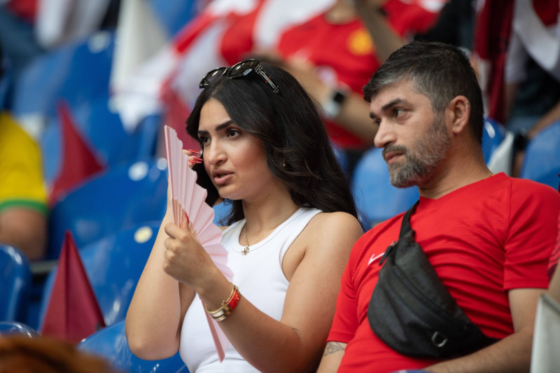 Georgische Fans in ihren Landesfarben rot und weiss, allgemein, feature, Randmotiv, Symbolfoto Gruppenphase Gruppe F Geo
