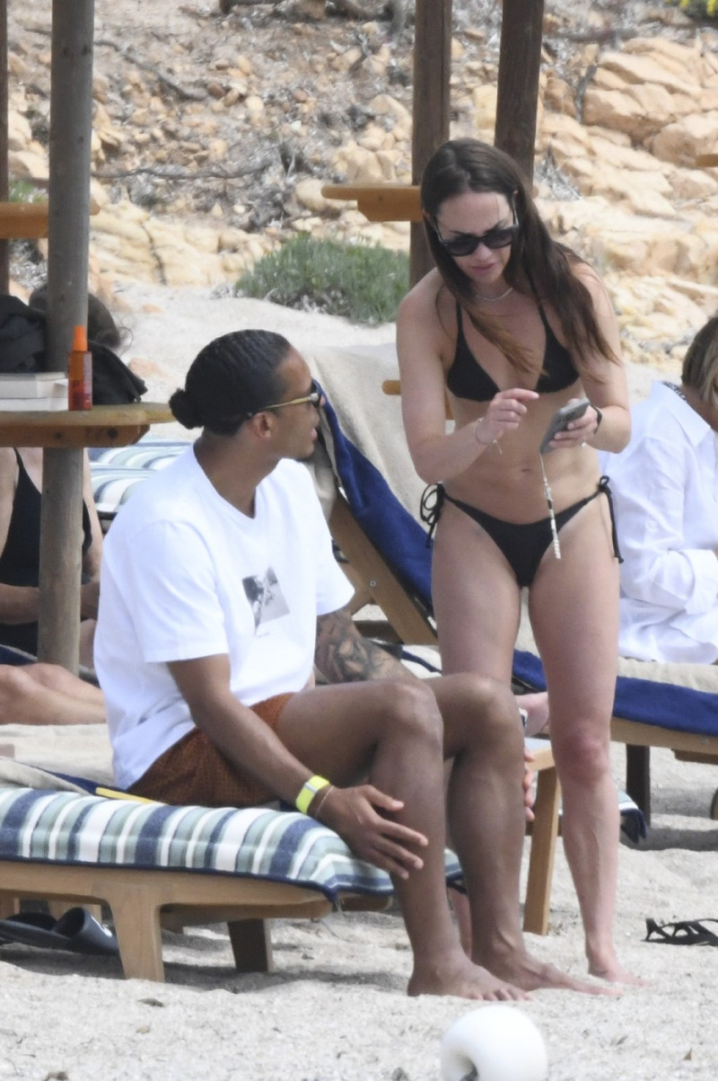 GALERIE FOTO: "Au scos săbiile!" Virgil van Dijk n-a stat pe gânduri și a  vrut să-i închidă gura. Ce s-a întâmplat la conferința Olandei
