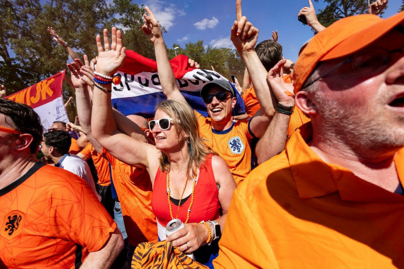 Berlin, Germany. 25th June, 2024. Soccer, UEFA Euro 2024, European Championship, Netherlands - Austria, preliminary round, Group D, matchday 3. The Dutch fans celebrate before the game. They walk in a fan march to the Olympiastadion Berlin. Credit: Carste