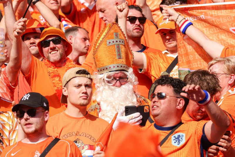 BERLIN, GERMANY - JUNE 25: Fan of the Netherlands dressed as sinterklaas during the Group D - UEFA EURO 2024 match between Netherlands and Austria at Olympiastadion on June 25, 2024 in Berlin, Germany. (Photo by Peter Lous/BSR Agency/Alamy Live News)/Alam