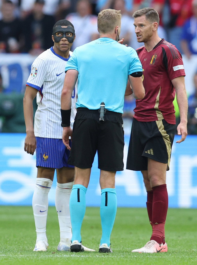 Dusseldorf, Germany, 1st July 2024. Jan Vertonghen of Belgium (R) and Kylan Mbappe of France talk to referee Glenn Nyber
