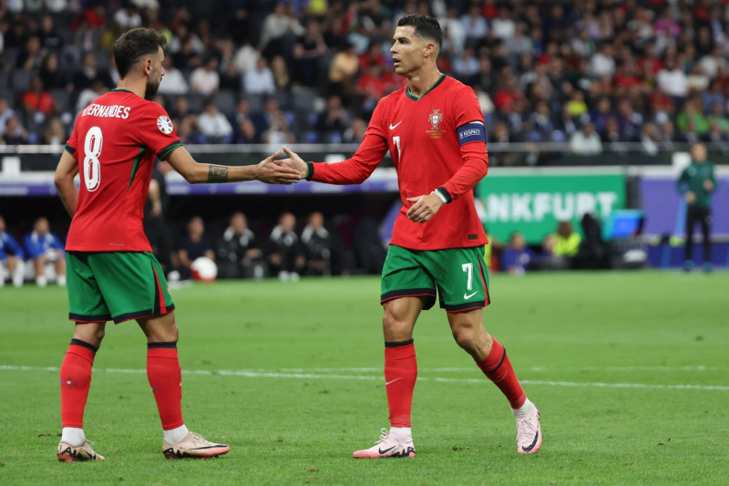 Cristiano Ronaldo (Portugal, Nr. 7) klatscht mit Bruno Fernandes (Portugal, Nr. 8) ab , Achtelfinale M41, POR-SVN, Fussb