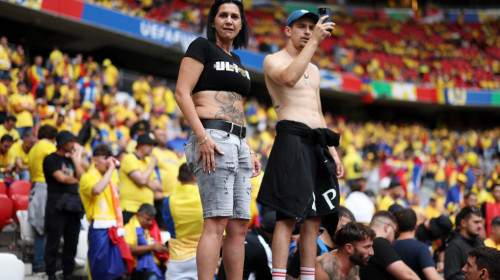 Imaginile zilei la EURO! O româncă a atras atenția tuturor cu tatuajul pe care îl are pe burtă