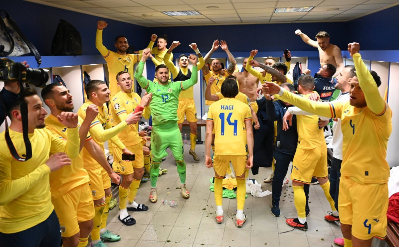 Fotbalistii romani Olimpiu Morutan, Vladimir Screciu, Marius Marin, NicuČ™or Bancu, Andrei Ratiu,Valentin Mihaila, HoraČ