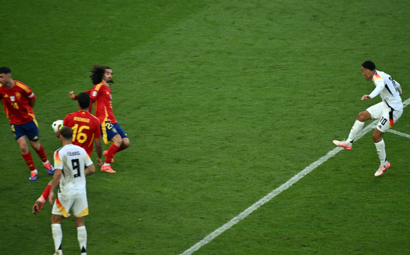 05.07.2024, xjhx, Fussball EM 2024 1/4 Finale, Deutschland - Spanien emspor, v.l. Marc Cucurella Saseta (Spanien), Jamal