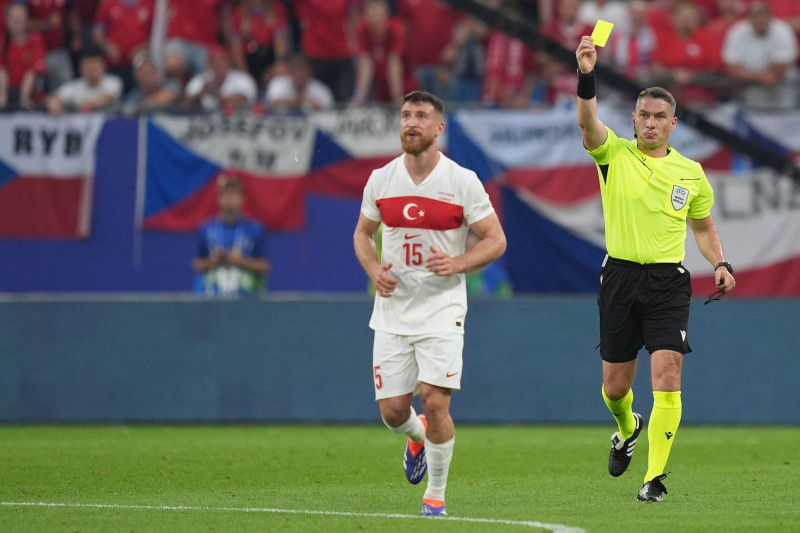 Hamburg, Germany. 26th June, 2024. Soccer: Football, UEFA Euro 2024, European Championship, Czech Republic - Turkey, Preliminary round, Group F, Matchday 3, Volksparkstadion Hamburg, Referee Istvan Kovacs shows Salih zcan of Turkey a yellow card. Credit: