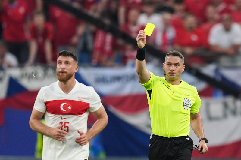 Hamburg, Germany. 26th June, 2024. Soccer: Football, UEFA Euro 2024, European Championship, Czech Republic - Turkey, Preliminary round, Group F, Matchday 3, Volksparkstadion Hamburg, Referee Istvan Kovacs shows Salih zcan of Turkey a yellow card. Credit: