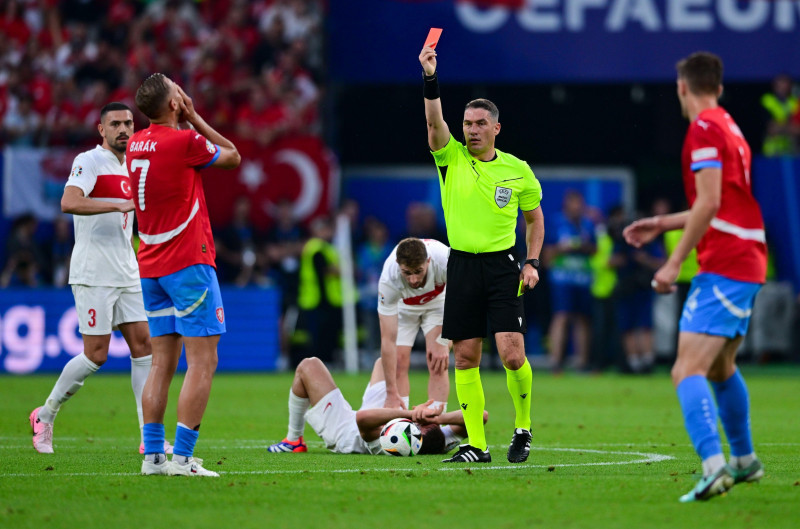 Hamburg, Germany. 26th June, 2024. Soccer, UEFA Euro 2024, European Championship, Czech Republic - Turkey, Preliminary round, Group F, Matchday 3, Volksparkstadion Hamburg, Referee Istvan Kovacs from Romania shows Czech Republic's Antonin Barak a yellow-r