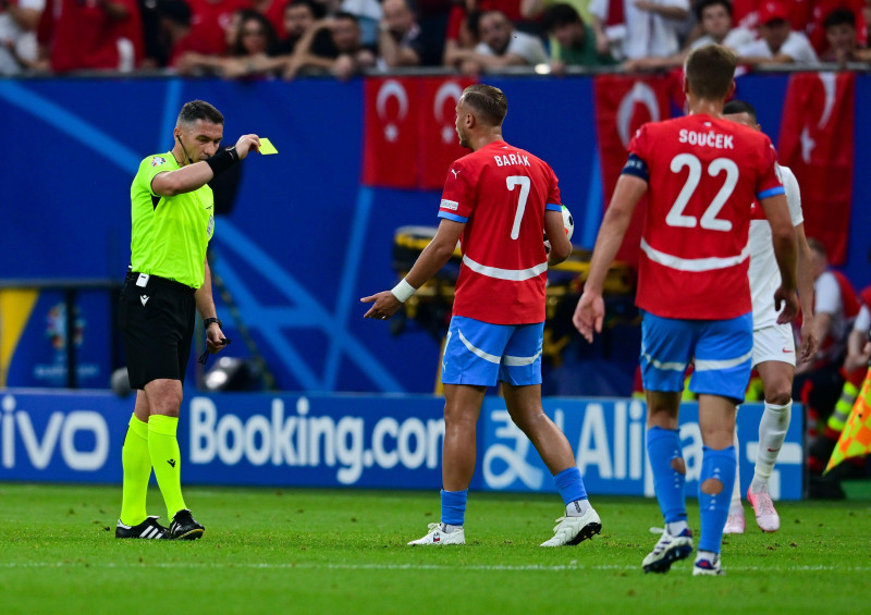 Hamburg, Germany. 26th June, 2024. Soccer, UEFA Euro 2024, European Championship, Czech Republic - Turkey, Preliminary round, Group F, Matchday 3, Volksparkstadion Hamburg, Referee Istvan Kovacs from Romania shows Czech Republic's Antonin Barak a yellow c