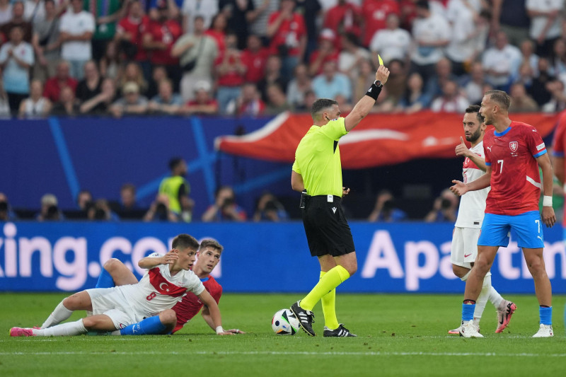 Hamburg, Germany. 26th June, 2024. Soccer: Football, UEFA Euro 2024, European Championship, Czech Republic - Turkey, Preliminary round, Group F, Matchday 3, Volksparkstadion Hamburg, Referee Istvan Kovacs shows Czech Republic's Antonin Barak (r) a yellow