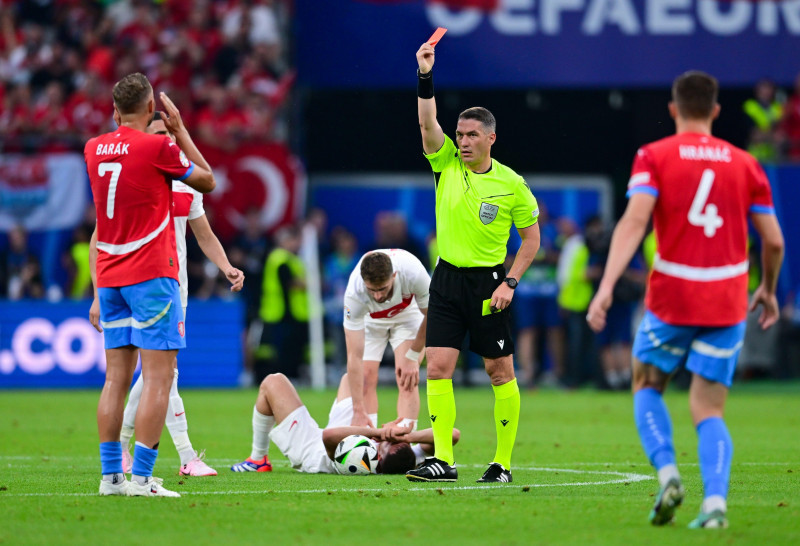 Hamburg, Germany. 26th June, 2024. Soccer, UEFA Euro 2024, European Championship, Czech Republic - Turkey, Preliminary round, Group F, Matchday 3, Volksparkstadion Hamburg, Referee Istvan Kovacs from Romania shows Czech Republic's Antonin Barak a yellow-r