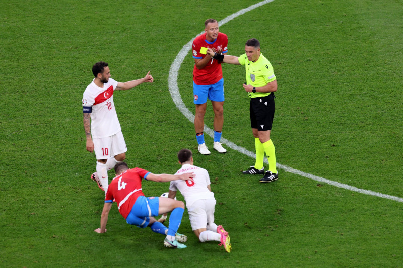 Hamburg, Germany. 26th June, 2024. Soccer: Football, UEFA Euro 2024, European Championship, Czech Republic - Turkey, Preliminary round, Group F, Matchday 3, Volksparkstadion Hamburg, Referee Istvan Kovacs from Romania shows Czech Republic's Antonin Barak