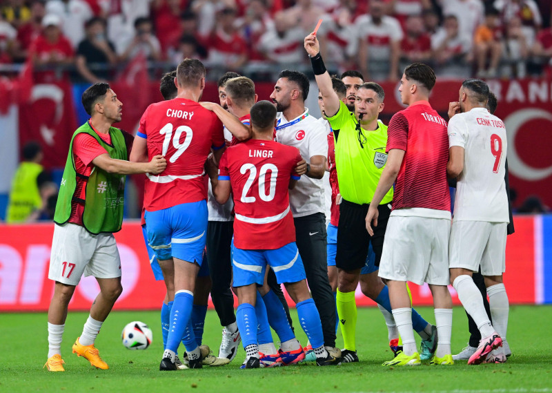 Hamburg, Germany. 26th June, 2024. Soccer, UEFA Euro 2024, European Championship, Czech Republic - Turkey, Preliminary round, Group F, Matchday 3, Volksparkstadion Hamburg, Referee Istvan Kovacs from Romania shows Czech Republic's Tomas Chory the red card