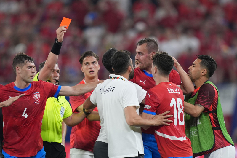 Hamburg, Germany. 26th June, 2024. Soccer: Football, UEFA Euro 2024, European Championship, Czech Republic - Turkey, Preliminary round, Group F, Matchday 3, Volksparkstadion Hamburg, Referee Istvan Kovacs shows Czech Republic's Tomas Chory (3rd from right