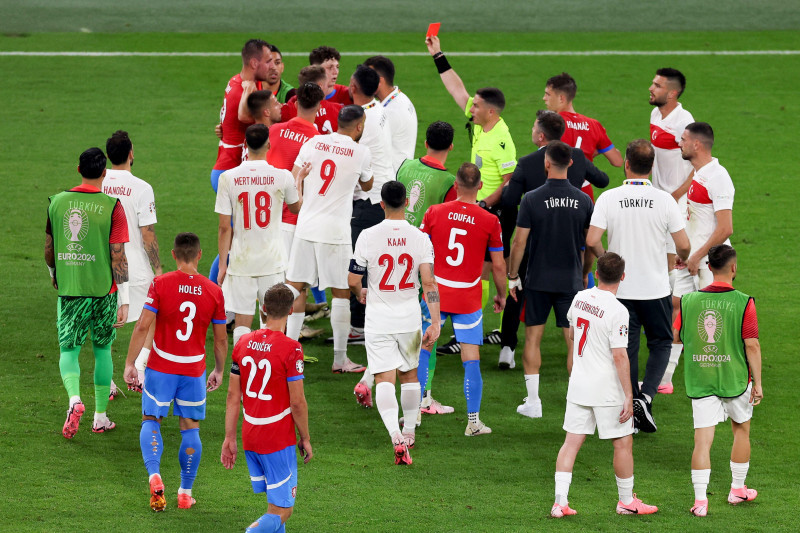 Hamburg, Germany. 26th June, 2024. Soccer: Football, UEFA Euro 2024, European Championship, Czech Republic - Turkey, Preliminary round, Group F, Matchday 3, Volksparkstadion Hamburg, Referee Istvan Kovacs (M) shows Czech Republic's Tomas Chory (l/top) the