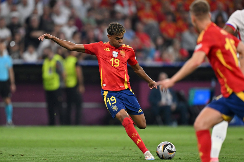 090724 Lamine Yamal of Spain shoots to score his first goal during the UEFA EURO, EM, Europameisterschaft,