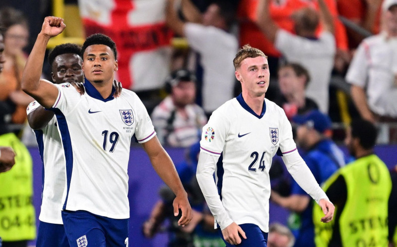 1:2 Tor, Jubel, v.l. Bukayo Saka, Torschuetze Ollie Watkins, Cole Palmer (England) Dortmund, 10.07.2024, Fussball, UEFA EURO 2024 in Deutschland, Halbfinale, Niederlande - England (Photo by Witters/PRESSINPHOTO) Credit: PRESSINPHOTO SPORTS AGENCY/Alamy Li