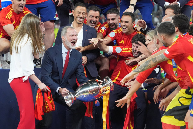 König Felipe VI. bekommt den Henri Delaunay Pokal übergeben und jubelt den Titelgewinn mit der Mannschaft, Rodri (Spanie