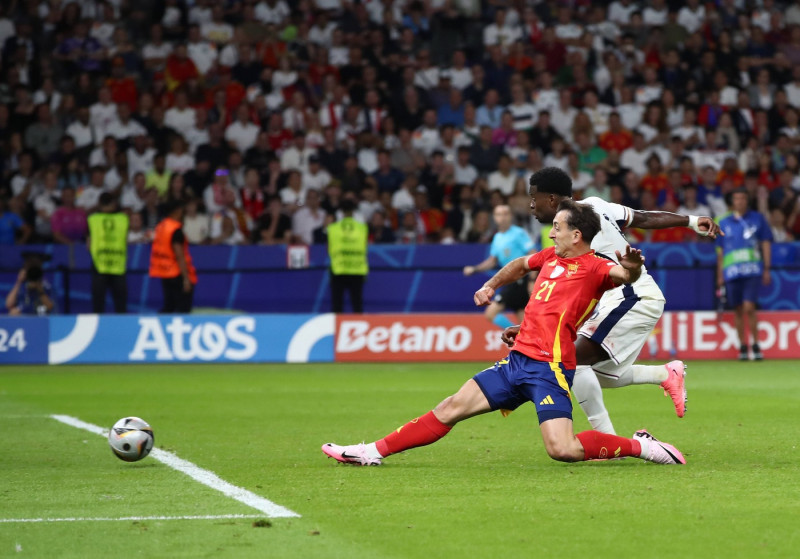 14.07.2024, xtgx, Fussball EM 2024 Finale, Spanien - England emspor, v.l. Mikel Oyarzabal Ugarte (Spanien), Marc Guehi (