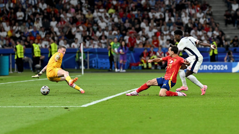 Fussball Euro 2024 Finale 14.07.2024 Spanien - England Tor zum 2-1 durch den Torschuetzen Mikel Oyarzabal (mitte, Spanie