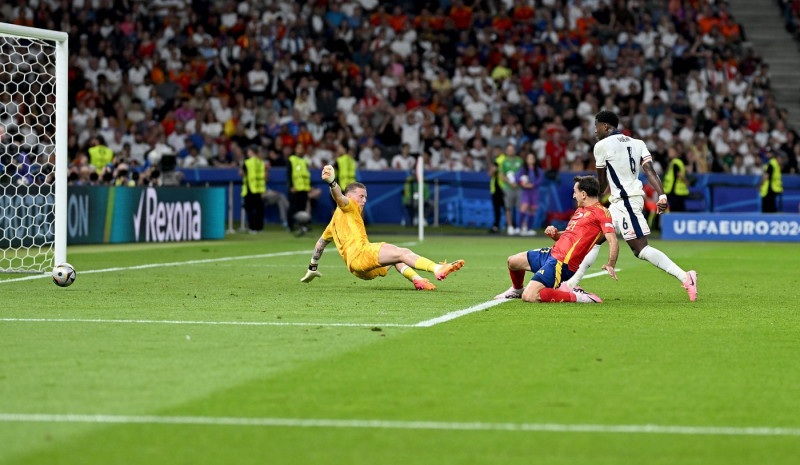 Fussball Euro 2024 Finale 14.07.2024 Spanien - England Tor zum 2-1 durch den Torschuetzen Mikel Oyarzabal (mitte, Spanie