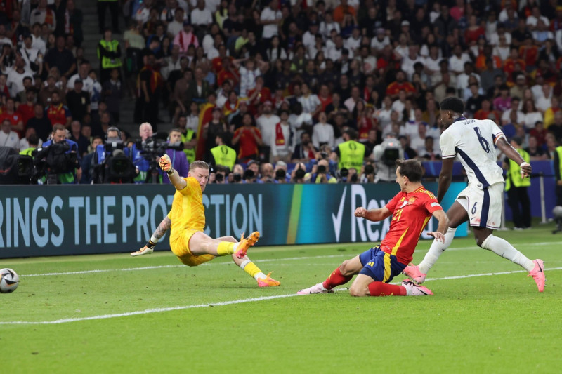 Tor zum 2:1 durch Mikel Oyarzabal (Spanien, Nr. 21), Tor zum Sieg, Torwart Jordan Pickford (England, Nr. 1) hat keine Ch