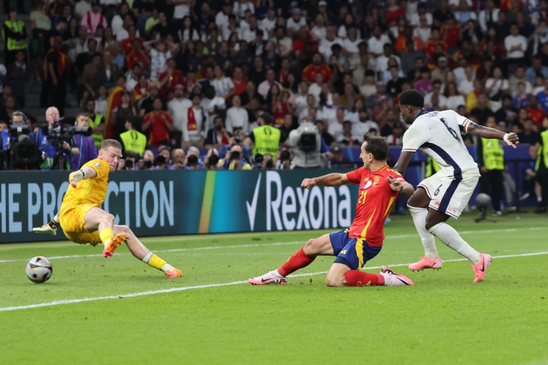 Tor zum 2:1 durch Mikel Oyarzabal (Spanien, Nr. 21), Tor zum Sieg, Torwart Jordan Pickford (England, Nr. 1) hat keine Ch