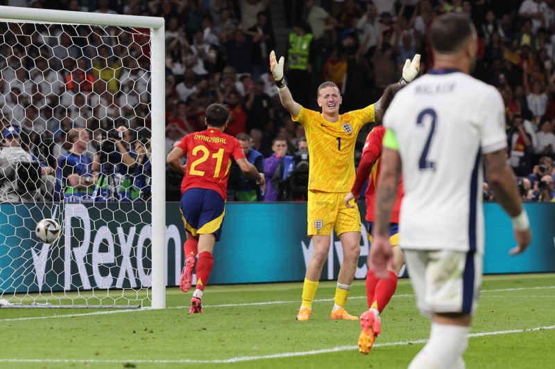 Tor zum 2:1 durch Mikel Oyarzabal (Spanien, Nr. 21), Tor zum Sieg, Torwart Jordan Pickford (England, Nr. 1) hat keine Ch