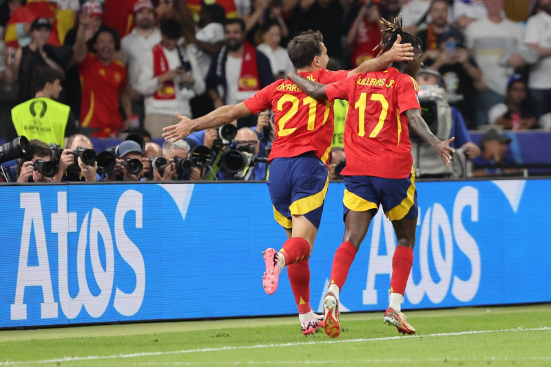 Tor zum 2:1 durch Mikel Oyarzabal (Spanien, Nr. 21), Tor Jubel zum Sieg mit Nico Williams (Spanien, Nr. 17), Finale EM 2