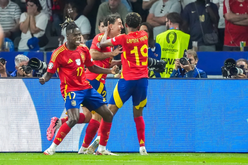 celebrate the goal, Torjubel zum 2:1 Mikel Oyarzabal (Spanien Spain, 21) mit Nico Williams (Spanien Spain, 17), Lamine Y