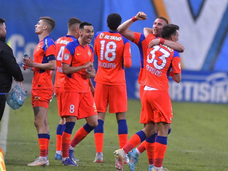 Bucurie a fotbalistilor stelisti dupa un gol marcat cu Florin Lucian Tanase, Adrian Gheorghe Sut si Ivan Mamut in meciul