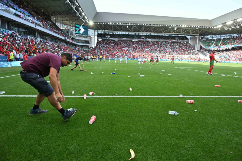 Bottle on the pitch (Argentine) vs (Maroc), Mens football, Argentina vs Morocco , Men s preliminary round during the Oly