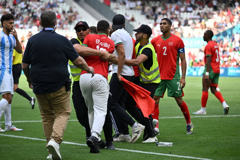 Invasion in the pitch , Mens football, Argentina vs Morocco , Men s preliminary round during the Olympic Games, Olympisc