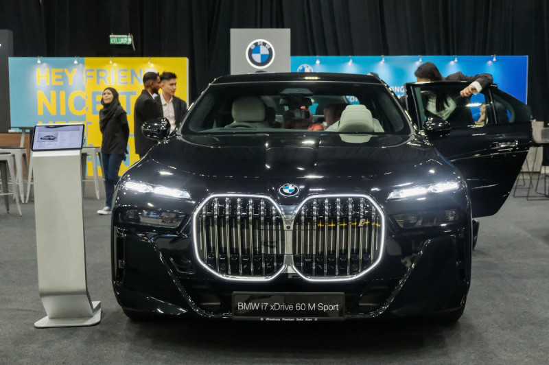 Setia Alam, Malaysia. 21st July, 2024. Visitors seen passing by the new BMW i7 at EvX expo at Setia Alam. EvX Electric Vehicle Expo is a premier consumer electric vehicle (EV) expo brought by paultan.org, the Malaysias Number 1 Automotive News site. Credi