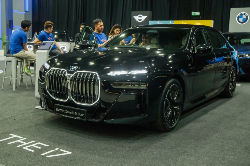 Setia Alam, Malaysia. 21st July, 2024. Visitors seen observe the new BMW i7 at EvX expo at Setia Alam. EvX Electric Vehicle Expo is a premier consumer electric vehicle (EV) expo brought by paultan.org, the Malaysias Number 1 Automotive News site. Credit: