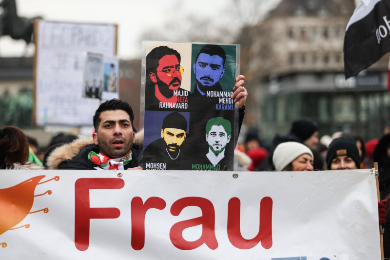 Iraner, Syrer und Ukrainer demonstrieren fĂĽr Menschenrechte in KĂ¶ln Schild: Majid Reza Rahnavard; Mohammad Mehdi Karami;