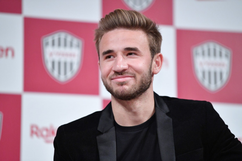 Vissel Kobe signs Sergi Samper