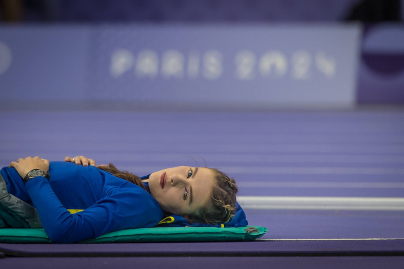 Olympische Spiele (Leichtathletik); Paris, 04.08.2024 Yaroslava MAHUCHIKH of Ukraine rests during the womens high jump a