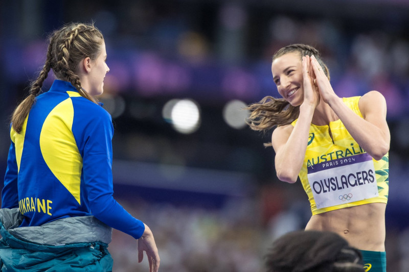 Olympische Spiele (Leichtathletik); Paris, 04.08.2024 Yaroslava MAHUCHIKH of Ukraine and Nicola OLYSLAGERS of Australia