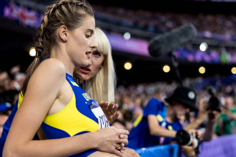 Olympische Spiele (Leichtathletik); Paris, 04.08.2024 Coach Tetyana Stepanova and Yaroslava MAHUCHIKH of Ukraine during