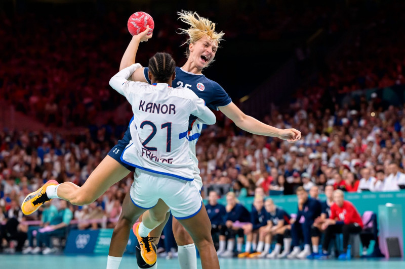 Paris, Frankreich: Handball Olympia Frauen - Finale - Norwegen - Frankreich v. li. im Zweikampf Orlane Kanor (Frankreich