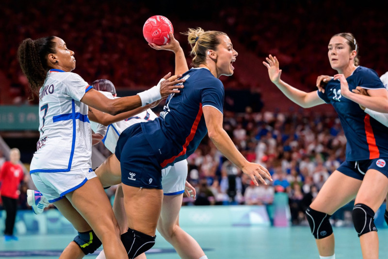 Paris, Frankreich: Handball Olympia Frauen - Finale - Norwegen - Frankreich v.li. Estelle Nze Minko (Frankreich), Nora M