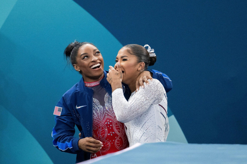 Paris, France. 05th Aug, 2024. US' Simone Biles (silver) and US' Jordan Chiles (bronze) after the final artistic gymnastics women's floor exercise event of the Paris 2024 Olympic Games at the Bercy Arena in Paris, on August 5, 2024. Photo by Eliot Blondet